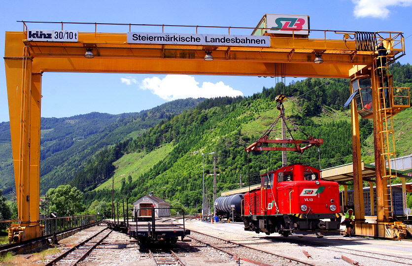 001. STLB MTB  Diesellok VL 13 schwebend am Kran in Unzmarkt  29.06.2016