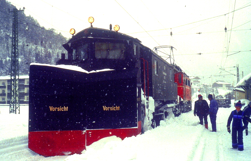 k-001 Mittenwaldbahn Schneerumung  Bf. Scharnitz mit 1245 ca. Januar 1977 foto heinz block slg. hr