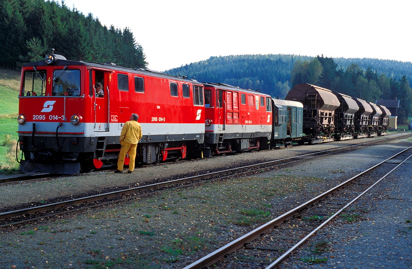 k-001 Waldviertelbahn 2095.014 & 015 mit Gterzug in Ri. Gmnd im Bf. Steinbach-Gr. Pertholz 08.10.1999 foto s. trost