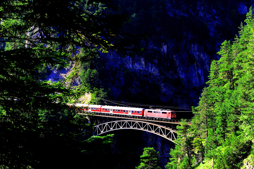 k-002 Karwendelbahn DB AG 111 Schlossbachbrcke bei Hochzirl 02.08.2011 foto herbert rubarth