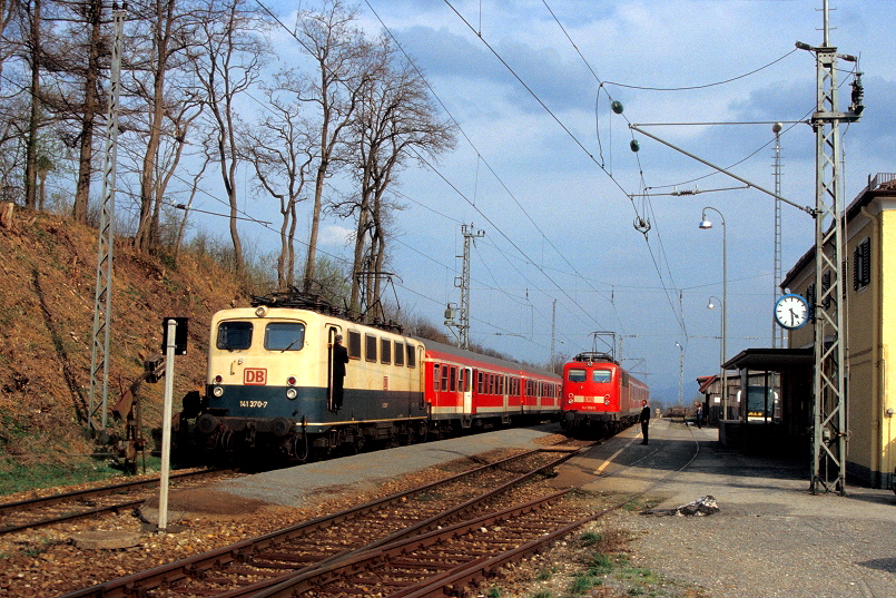 k-004 Zugkreuzung Bf. Bad Kohlgrub 31.03.2002 foto herbert rubarth