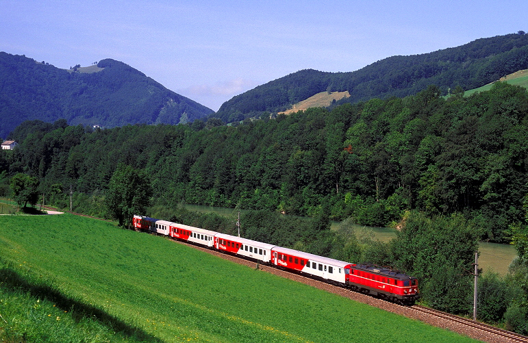 k-004b BR 1141 mit City Shuttle bei Losenstein a. d. Enns 18.08.2001 foto herbert rubarth