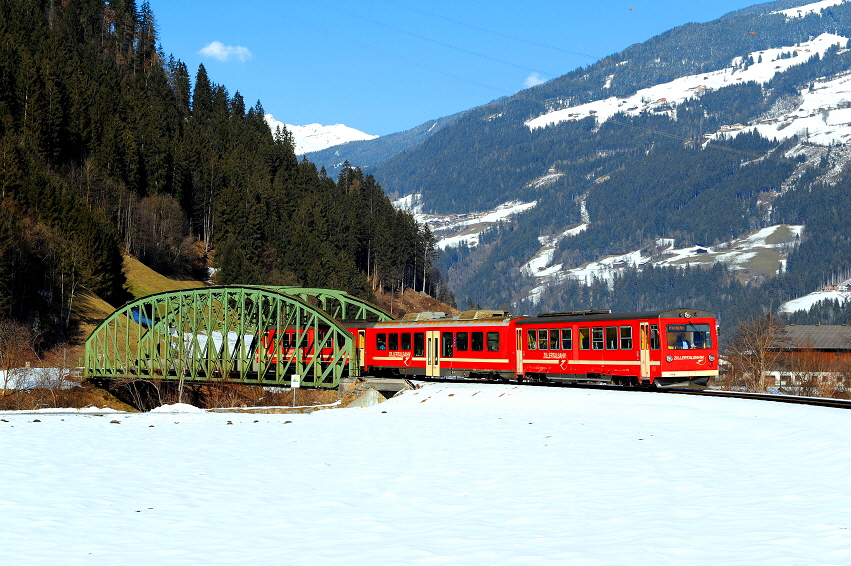 k-011 ZB Triebwagen auf der Zillerbr�cke vor Zell 18.02.2013 hr