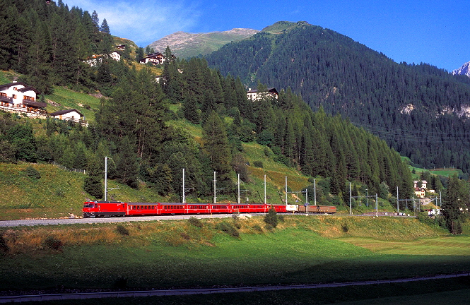 k-012 Albulabahn Ge 4.4 III. im letzten Abendlicht bei Bergn 02.08.2002 foto herbert rubarth