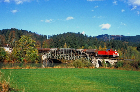 k-019  DB 290 auf der Lechbrcke bei Pflach 22.10.2001 Foto H. 