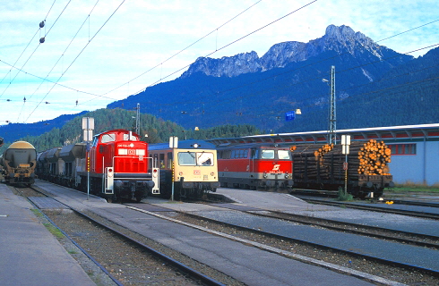 k-024 Hochbetrieb im Bf. Reutte 23.10.2001 Foto H. Rubarth