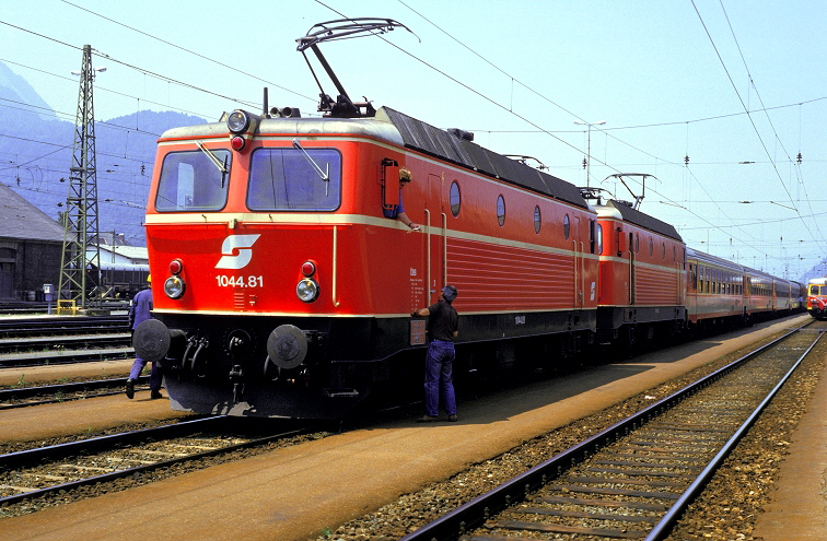 k-AB011 1044.81 & 1044.73 IC Z�richsee Bf. Bludenz 28.07.1985 foto herbert rubarth