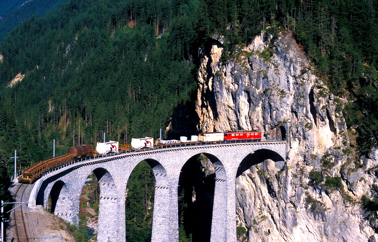 k-AB 011 Gterzug auf dem Landwasser Viadukt 26.08.2010 foto herbert rubarth