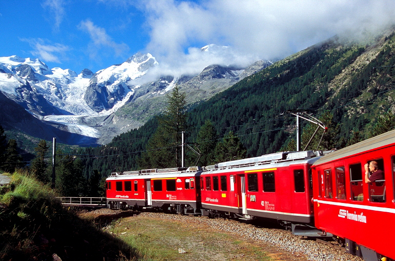 k-BB009 Montebello Kurve mit Bernina Gruppe 12.08.2004 hr