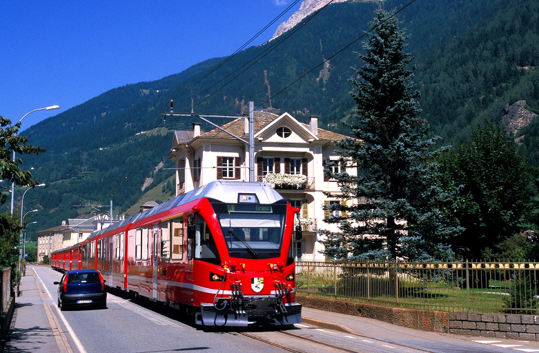 k-BB 008 Allegra Triebwagen im  Ortsbereich von  Le Prese (CH) 22.08.2010 foto herbert rubarth