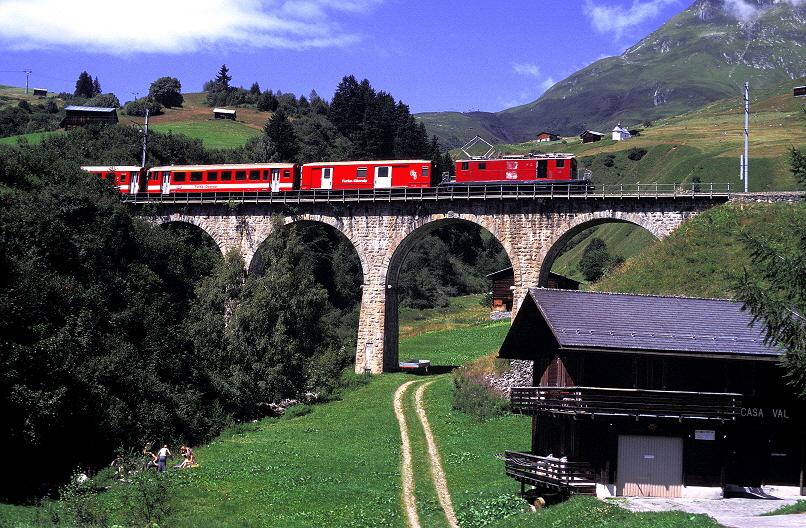 k-MGB 001 HGe 4 4 I. Lok 34 Andermatt- Sedrun bei Dieni 24.07.2002 foto herbert rubarth