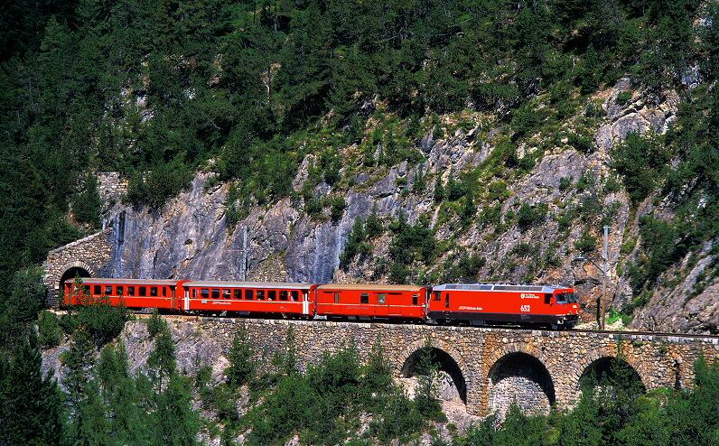 k-RhB_004_Albulabahn_zwischen_Bergun_und_Preda_01.08.2000_foto_herbert_rubarth[1]