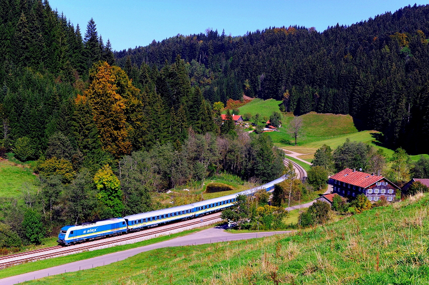 k-004 Allgubahn ALEX Zug bei der Weienbachmhle nahe Oberstaufen 28.09.2011 hr
