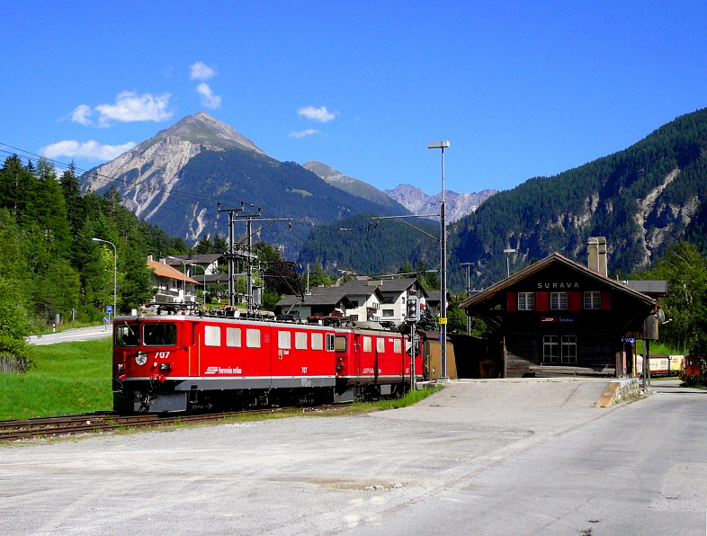 k-004 RhB Albulabahn Bf. Surava Gterzug beim Verschub mit Ge 6.6. II & Ge 4.4 I. am 26.08.2010 foto herbert rubarth