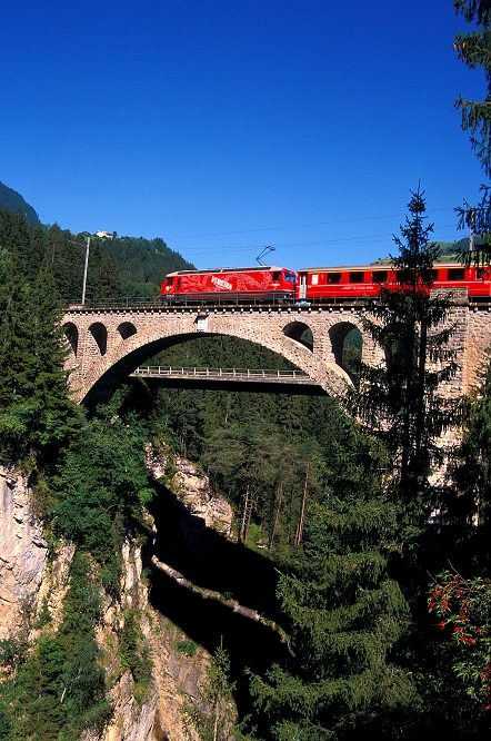 k-003 Albulabahn Soliser Viadukt Ge 4.4 III. 28.07.2002 foto herbert rubarth