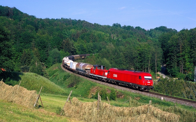 k-003 Gterzg mit 2016 und 2068 zwischen Lanitzhhe und Autal bei Rastbhl in Richtung Graz 18.05.2004 foto herbert rubarth