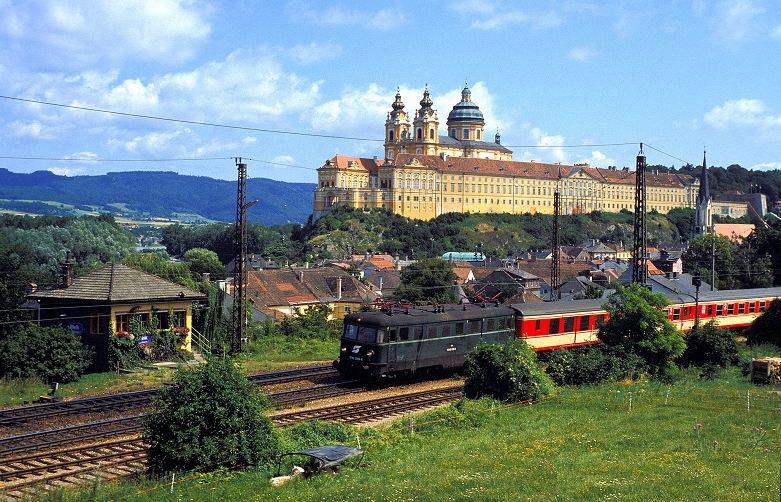 k-015 BR 1046 Ausfahrt Melk mit Kloster 23.07.1987 foto herbert rubarth